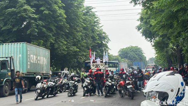 Kemacetan di Bundaran Waru imbas demo buruh Kemacetan di Bundaran Waru imbas demo buruh