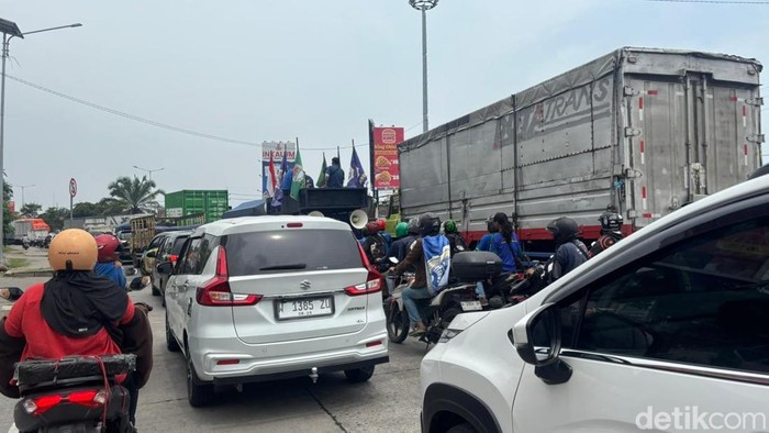 Kemacetan di Bundaran Waru imbas demo buruh