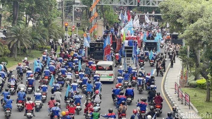 Kemacetan imbas aksi demo buruh, lalin dari Jalan Raya Darmo dialihkan.