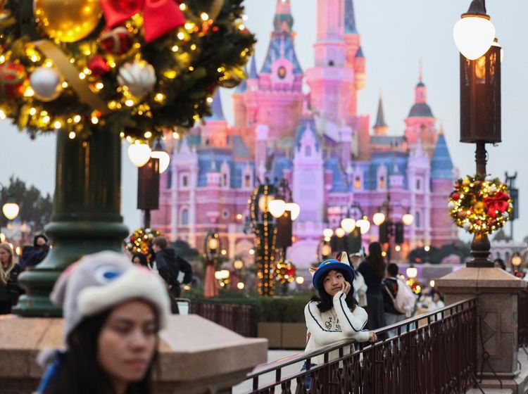 Kemeriahan Dekorasi Natal Sambut Pengunjung di Shanghai Disneyland
