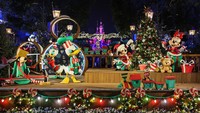 Instalasi Natal bertema karakter Disney terpajang di kawasan utama Shanghai Disneyland, menambah suasana perayaan akhir tahun. Foto: REUTERS/Go Nakamura