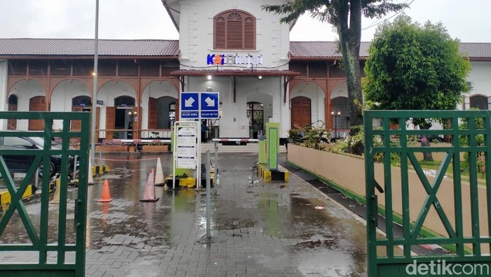 Kondisi Stasiun Binjai yang sepi dikarenakan layanan Kereta Api diberhentikan sementara.