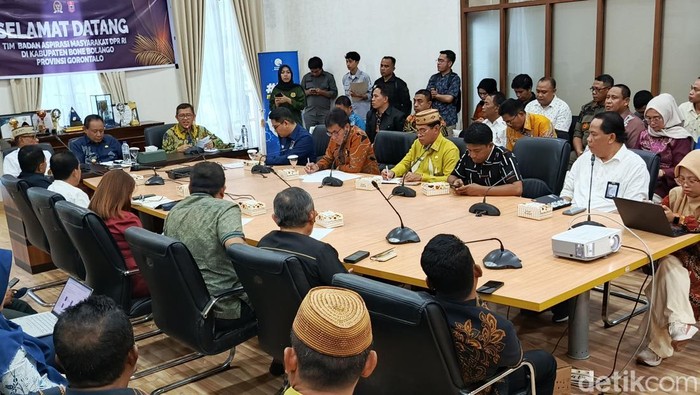 Ketua Badan Aspirasi Masyarakat (BAM) DPR RI Ahmad Heryawan berkunjung ke Bone Bolango menindaklanjuti pembangunan jalan di Pinogu.