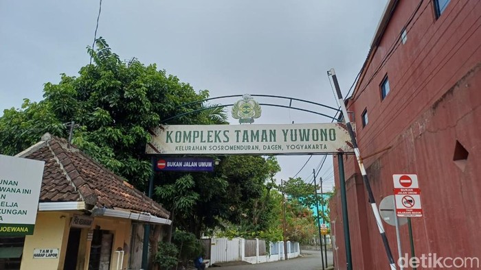 Kompleks Taman Yuwono yang merupakan permukiman peninggalan saudagar batik Jogja, Haji Bilal Atmojoeana. Foto diunggah Kamis (27/11/2025).