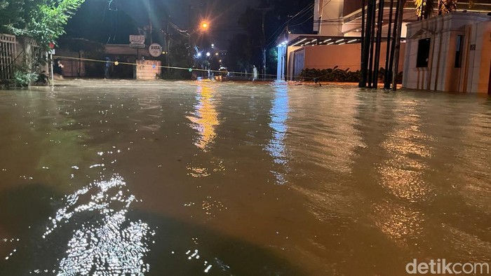 Kondisi banjir di Jalan Hayam Wuruk, Kota Medan. (Finta Rahyuni/detikSumut)