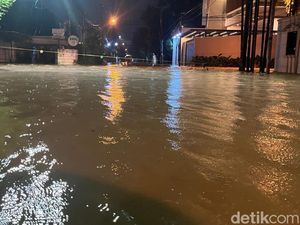 Sejumlah Ruas Jalan di Medan Masih Banjir Malam Ini, Ketinggian hingga Sepaha