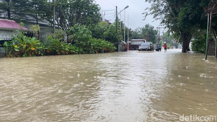 Kondisi banjir di Jalan Hayam Wuruk Medan. (Foto: Finta Rahyuni/detikSumut)