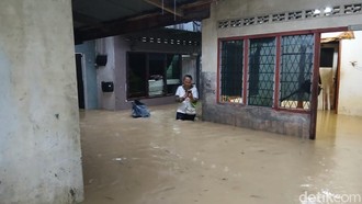 Sungai di Medan Meluap, Permukiman Warga Terendam Banjir 1 Meter