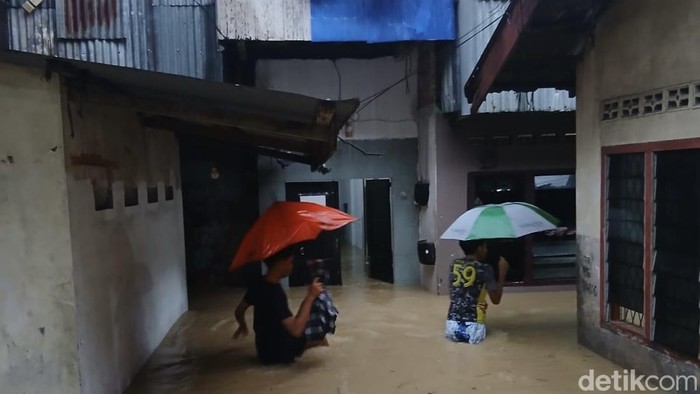 Kondisi banjir di pemukiman pinggir Sungai Babura, Medan, hari ini (Kartika/detikcom)