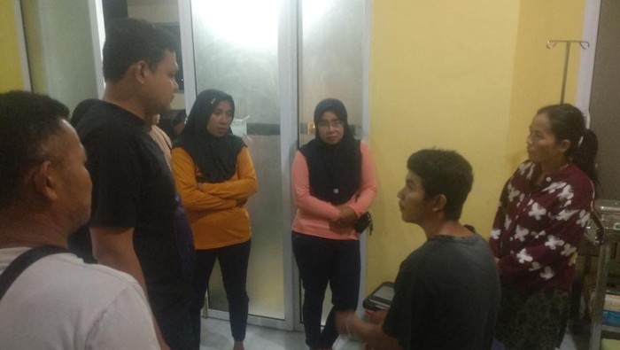 Korban (duduk baju hitam) saat di Puskesmas Tempilang.