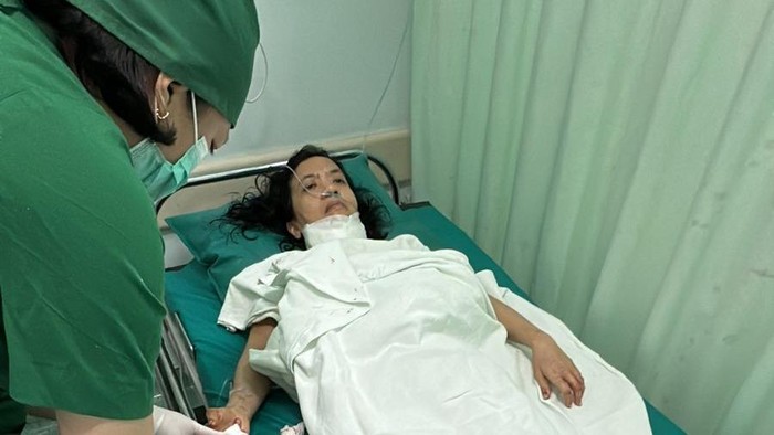 Korban selamat peampokan di Palembang saat menjalani perawatan medis di rs usai menjalani operasi