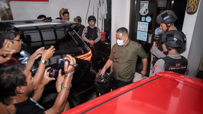 Petugas Komisi Pemberantasan Korupsi (KPK) memasukkan koper ke dalam mobil usai melakukan penggeledahan di Kantor PT Widya Satria, Jambangan, Surabaya, Jawa Timur, Rabu (26/11/2025). Penggeledahan tersebut terkait dengan penyelidikan dugaan kasus korupsi pembangunan Monumen Reog yang melibatkan Bupati Ponorogo Sugiri Sancoko. ANTARA FOTO/Rizal Hanafi/bar