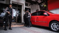 Komisi Pemberantasan Korupsi (KPK) melakukan penggeledahan di Kantor PT Widya Satria, Jambangan, Surabaya, Jawa Timur, Rabu (26/11/2025). Penggeledahan ini terkait penyelidikan dugaan kasus korupsi pembangunan Monumen Reog Ponorogo yang melibatkan Bupati Ponorogo Sugiri Sancoko. ANTARA FOTO/Rizal Hanafi