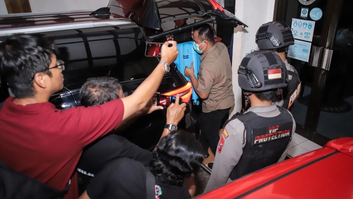 Petugas Komisi Pemberantasan Korupsi (KPK) memasukkan koper ke dalam mobil usai melakukan penggeledahan di Kantor PT Widya Satria, Jambangan, Surabaya, Jawa Timur, Rabu (26/11/2025). Penggeledahan tersebut terkait dengan penyelidikan dugaan kasus korupsi pembangunan Monumen Reog yang melibatkan Bupati Ponorogo Sugiri Sancoko. ANTARA FOTO/Rizal Hanafi/bar