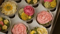 Cupcakes ini tampil cantik dengan dekorasi buttercream berbentuk bunga yang dibuat detail menyerupai kelopak asli. Tampilan yang memikat, membuat kue lembut dengan rasa manis ini cocok disajikan untuk pesta atau hadiah spesial. Foto: boredpanda