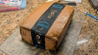 Kue ini jadi kejutan untuk merayakan momen pensiun seorang anggota keluarga. Dirancang menyerupai boks pengiriman lengkap dengan label dan detail khas UPS, seolah-olah sang pensiunan masih bertugas mengantar paket terakhirnya. Foto: boredpanda