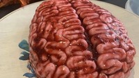 Duh! Cake ini dibentuk menyerupai otak manusia dengan detail lekukan yang realistis dan efek berdarah. Meski tampilannya bikin merinding, kue seram ini mungkin akan menjadi pusat perhatian saat pesta Halloween.Foto: boredpanda