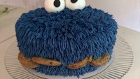 Kue ini tampil menggemaskan dengan warna biru cerah khas sang karakter. Mata bulat besar dan tekstur krim yang menyerupai bulu membuat tampilannya semakin hidup, gemas, dan menggiurkan. Foto: boredpanda