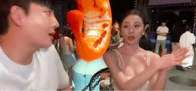 Kwon Eunbi yang memakai dress putih terlihat cantik tapi fitur wajahnya memang tidak berdimensi seperti dalam postingan-postingan di akun sendiri. Hal itu bisa jadi karena pencahayaan atau makeup. Foto: Instagram @3eunji__