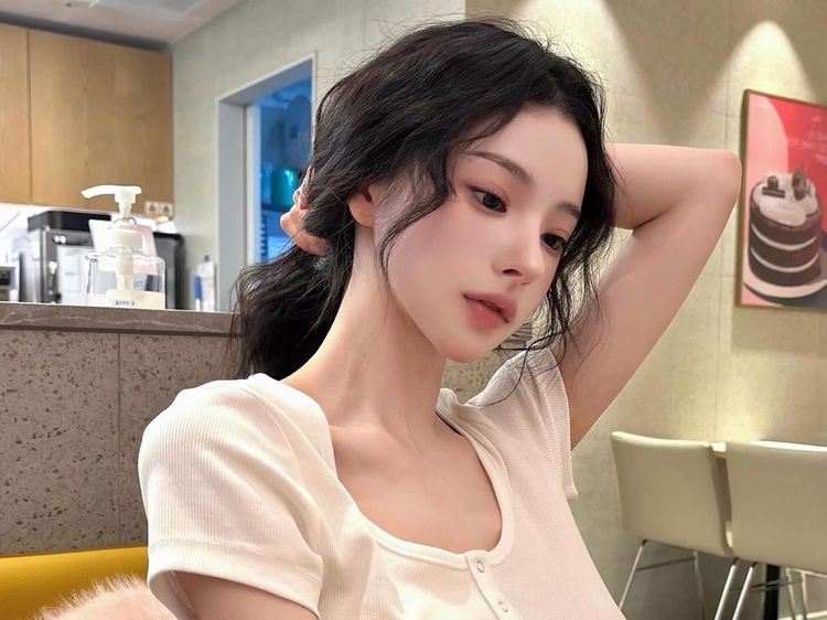 Potret Selebgram Viral karena Visual Bak AI, Penampilan Wajah Asli Jadi Sorotan