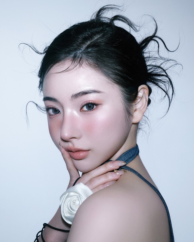 Dengan fitur wajahnya yang menawan, Kwon Eunji sering di-endorse brand kosmetik hingga klinik operasi plastik. Foto: Instagram @3eunji__