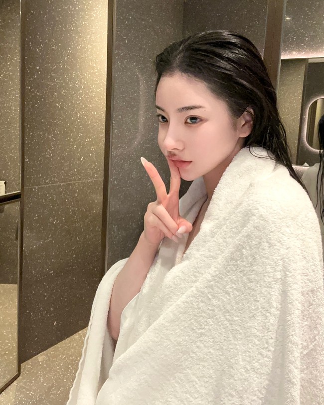 Di kolom komentar, banyak orang memberi berbagai reaksi. Tapi kebanyakan orang justru memuji penampilannya yang disebut lebih cantik tanpa terlalu banyak makeup dan editing. Foto: Instagram @3eunji__