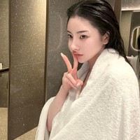 Di kolom komentar, banyak orang memberi berbagai reaksi. Tapi kebanyakan orang justru memuji penampilannya yang disebut lebih cantik tanpa terlalu banyak makeup dan editing. Foto: Instagram @3eunji__