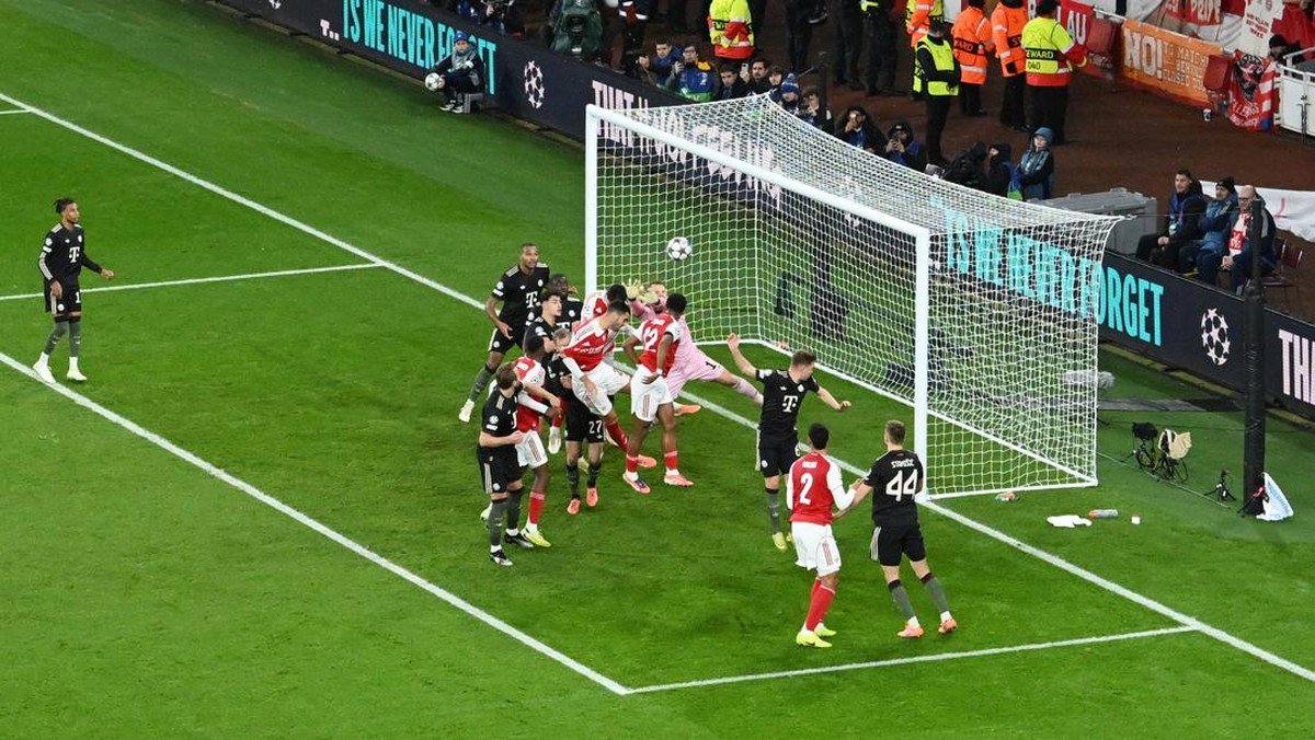 Momen gol Jurrien Timber. (Foto: Arsenal FC via Getty Images/Alex Burstow)
