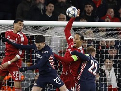 Gol pertama PSV tercipta berkat penalti, usai Van Dijk bikin handball. Tangannya menjulang ke atas hingga kena bola. (Foto: Action Images via Reuters/Jason Cairnduff)