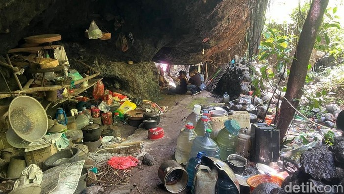 Lokasi gua Anggas Wesi tempat sekeluarga bertahan hidup hingga pindah tempat setelah banyak orang tahu keberadaan mereka.