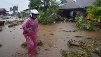 Puluhan rumah dilaporkan terdampak banjir. Sedangkan dua warga hilang terseret arus banjir bandang. ANTARA FOTO/Iggoy el Fitra
