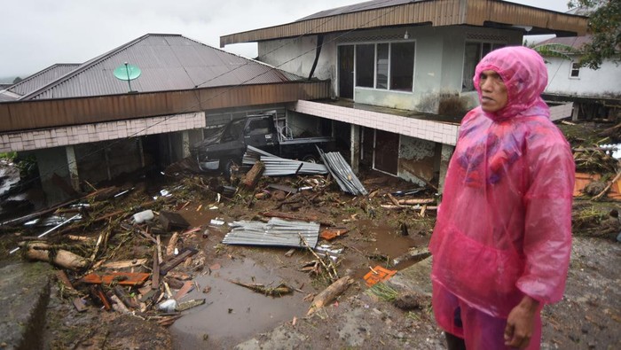Warga berada di depan rumah yang terdampak longsor di Toboh Tangah, Nagari Malalak Timur, Agam, Sumatera Barat, Kamis (27/11/2025). Longsor yang terjadi karena tingginya intensitas hujan di daerah perbukan pada Rabu (26/11/2025) tersebut mengakibatkan puluhan rumah rusak dan sedikitnya tujuh korban meninggal dunia, belasan lainnya hilang, dan akses menuju lokasi putus total. ANTARA FOTO/Iggoy el Fitra/YU