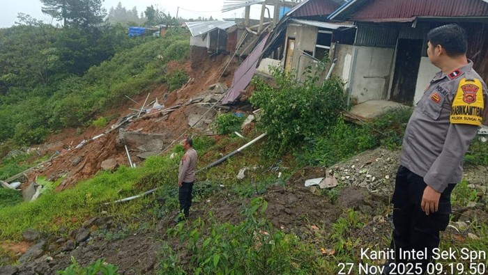 Longsor menggerus bagian dapur warung di Sungai Penuh, Jambi