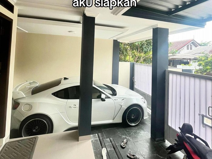 Wanita ini mengunggah seserahan pernikahannya mulai dari rumah siap huni, kendaraan pribadi, 10 unit kontrakan hingga uang Rp 500 Juta. Postingan tersebut langsung viral di TikTok.