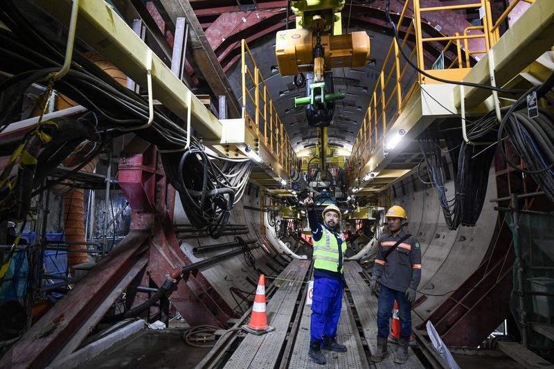 Melihat dari Dekat Stasiun Terdalam dan Terowongan Bertingkat di Jakarta Pekerja menaiki tangga di lokasi pembangunan MRT Jakarta Fase 2A CP202, Stasiun Sawah Besar dan Stacked Tunnel (terowongan bertingkat), Jakarta, Kamis (27/11/2025). Proyek pembangunan Stasiun Sawah Besar dengan konsep kawasan berorientasi transit (transit-oriented development) tersebut sudah mencapai 62 persen, sehingga stasiun itu dapat mengoptimalisasi akses terhadap transportasi publik lainnya. ANTARA FOTO/Muhammad Adimaja/YU