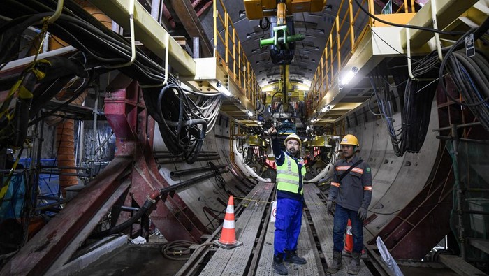 Pekerja menaiki tangga di lokasi pembangunan MRT Jakarta Fase 2A CP202, Stasiun Sawah Besar dan Stacked Tunnel (terowongan bertingkat), Jakarta, Kamis (27/11/2025). Proyek pembangunan Stasiun Sawah Besar dengan konsep kawasan berorientasi transit (transit-oriented development) tersebut sudah mencapai 62 persen, sehingga stasiun itu dapat mengoptimalisasi akses terhadap transportasi publik lainnya.  ANTARA FOTO/Muhammad Adimaja/YU