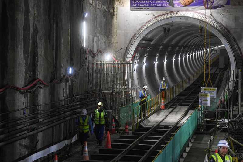 Melihat dari Dekat Stasiun Terdalam dan Terowongan Bertingkat di Jakarta Pekerja menaiki tangga di lokasi pembangunan MRT Jakarta Fase 2A CP202, Stasiun Sawah Besar dan Stacked Tunnel (terowongan bertingkat), Jakarta, Kamis (27/11/2025). Proyek pembangunan Stasiun Sawah Besar dengan konsep kawasan berorientasi transit (transit-oriented development) tersebut sudah mencapai 62 persen, sehingga stasiun itu dapat mengoptimalisasi akses terhadap transportasi publik lainnya. ANTARA FOTO/Muhammad Adimaja/YU