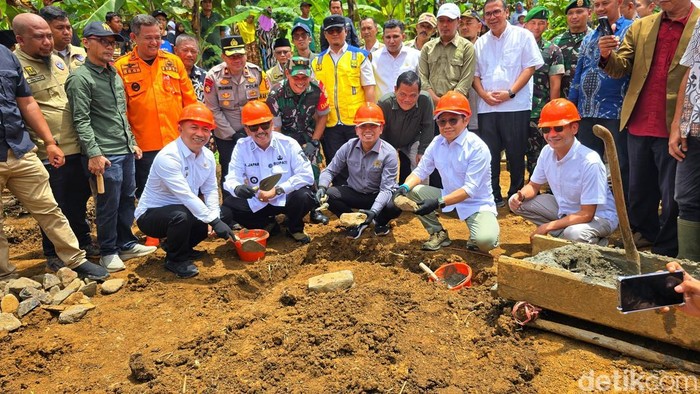 Menko PM Muhaimin Iskandar (kanan) bersama Bupati Sukabumi Asep Japar (kiri) meletakkan batu pertama pembangunan rumah hunian tetap bagi korban bencana di Desa Sukarame, Cisolok, Kamis (27/11/2025)