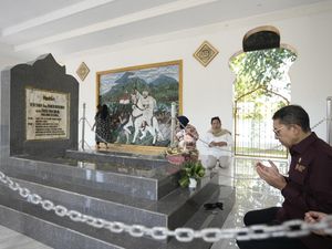 Ziarah ke Makam Tuanku Imam Bonjol, Fadli Zon Tekankan untuk Jaga Sejarah