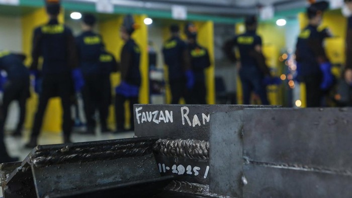 Peserta melakukan las plat saat pelatihan plate welder (juru las plat) di Balai Diklat Industri Jakarta, Kamis (27/11/2025). Kementerian Perlindungan Pekerja Migran Indonesia (P2MI) bersama Kementerian Perindustrian melalui Balai Diklat Industri Jakarta menggelar program pelatihan plate welder (juru las plat) yang diikuti 200 peserta vokasi yang dipersiapkan untuk penempatan di sejumlah negara Eropa dan program ini bagian dari upaya Presiden Prabowo Subianto menyiapkan 500.000 pekerja migran Indonesia untuk memenuhi kebutuhan tenaga kerja luar negeri. ANTARA FOTO/Asprilla Dwi Adha