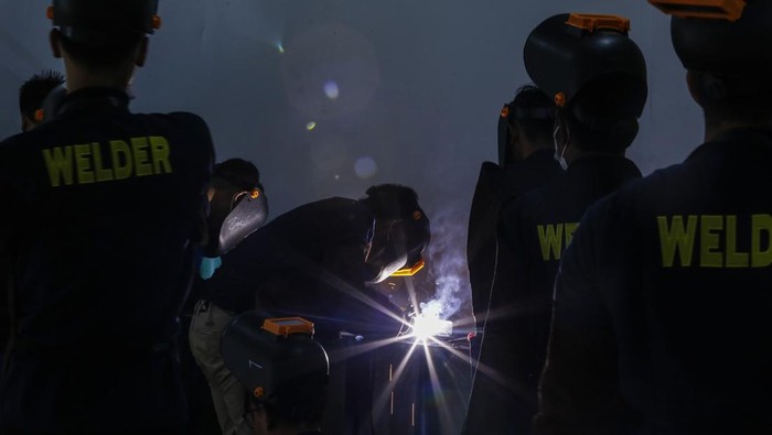 Peserta melakukan las plat saat pelatihan plate welder (juru las plat) di Balai Diklat Industri Jakarta, Kamis (27/11/2025). Kementerian Perlindungan Pekerja Migran Indonesia (P2MI) bersama Kementerian Perindustrian melalui Balai Diklat Industri Jakarta menggelar program pelatihan plate welder (juru las plat) yang diikuti 200 peserta vokasi yang dipersiapkan untuk penempatan di sejumlah negara Eropa dan program ini bagian dari upaya Presiden Prabowo Subianto menyiapkan 500.000 pekerja migran Indonesia untuk memenuhi kebutuhan tenaga kerja luar negeri. ANTARA FOTO/Asprilla Dwi Adha