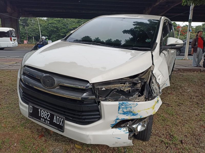Mobil dan bajaj kecelakaan di Cempaka Putih, Jakpus. Bajaj mengalami kerusakan parah usai tertabrak mobil yang oleng akibat alami pecah ban. (dok Polres Jakpus) Mobil dan bajaj kecelakaan di Cempaka Putih, Jakpus. Bajaj mengalami kerusakan parah usai tertabrak mobil yang oleng akibat alami pecah ban. (dok Polres Jakpus)