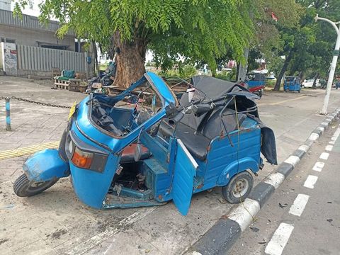 Mobil dan bajaj kecelakaan di Cempaka Putih, Jakpus. Bajaj mengalami kerusakan parah usai tertabrak mobil yang oleng akibat alami pecah ban. (dok Polres Jakpus) Mobil dan bajaj kecelakaan di Cempaka Putih, Jakpus. Bajaj mengalami kerusakan parah usai tertabrak mobil yang oleng akibat alami pecah ban. (dok Polres Jakpus)