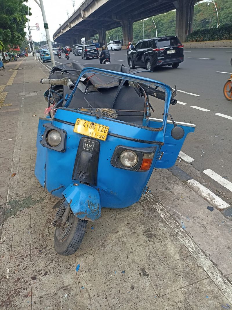 Mobil dan bajaj kecelakaan di Cempaka Putih, Jakpus. Bajaj mengalami kerusakan parah usai tertabrak mobil yang oleng akibat alami pecah ban. (dok Polres Jakpus) Mobil dan bajaj kecelakaan di Cempaka Putih, Jakpus. Bajaj mengalami kerusakan parah usai tertabrak mobil yang oleng akibat alami pecah ban. (dok Polres Jakpus)