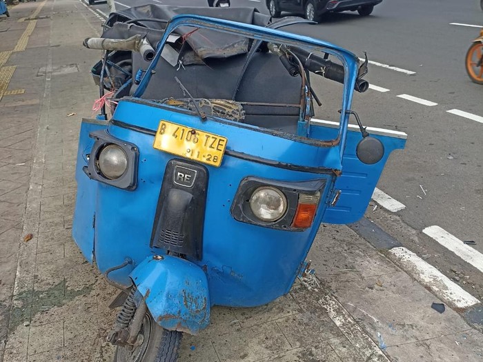 Mobil dan bajaj kecelakaan di Cempaka Putih, Jakpus. Bajaj mengalami kerusakan parah usai tertabrak mobil yang oleng akibat alami pecah ban. (dok Polres Jakpus)