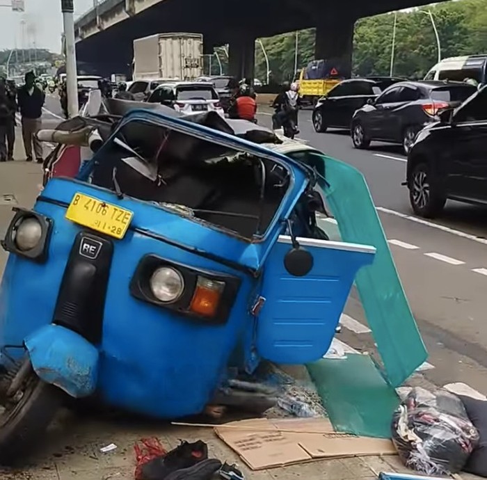 Mobil dan bajaj kecelakaan di Cempaka Putih, Jakpus. Bajaj mengalami kerusakan parah usai tertabrak mobil yang oleng akibat alami pecah ban. (dok Polres Jakpus)