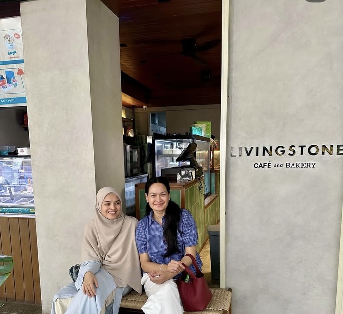 Momen Hangat Herfiza Novianti Saat Makan Bersama Keluarga