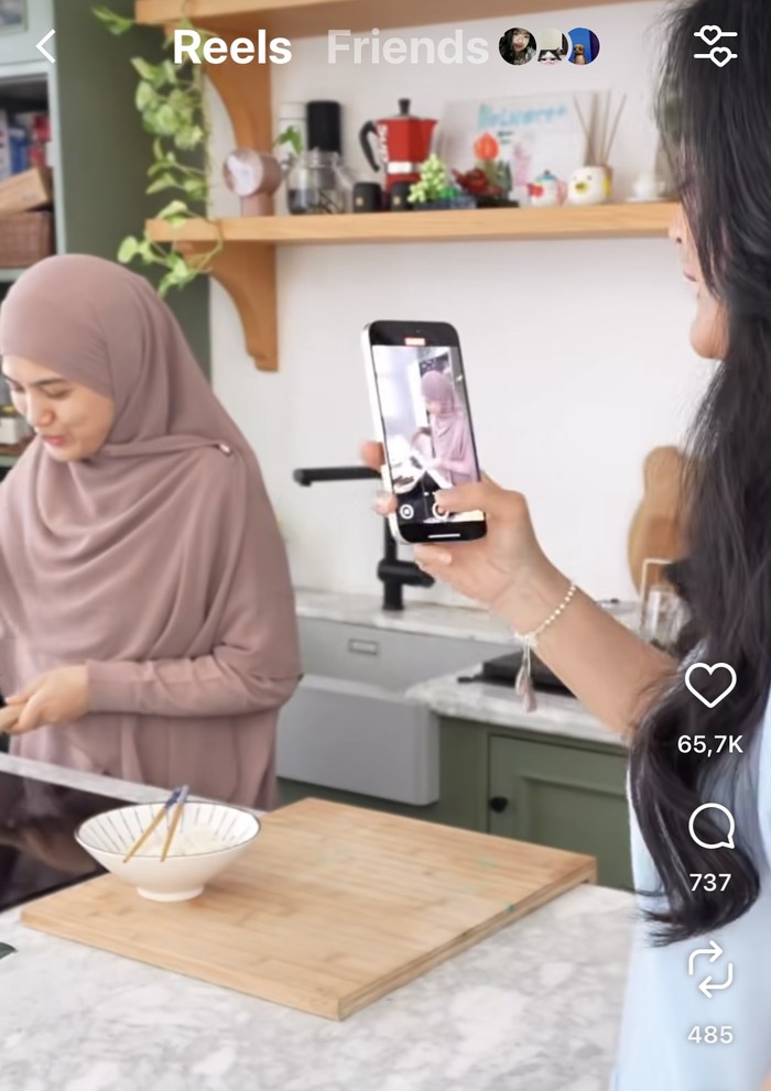 Momen Hangat Herfiza Novianti Saat Makan Bersama Keluarga