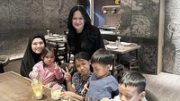 Dalam rangka menghabiskan libur akhir pekan, istri Ricky Harun itu makan bersama anak-anak dan mertuanya. Mereka seperti nongkrong di sebuah kafe dan sempat memesan beberapa macam minuman. Foto: Instagram @herfiza