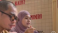 Mereka juga pernah makan bubur hits Jaksel, yaitu Bubur H.Furoda. Herfiza tampak semangat menikmati pesanan buburnya yang dilengkapi telur, ceker, sampai sate usus! Foto: Instagram @herfiza